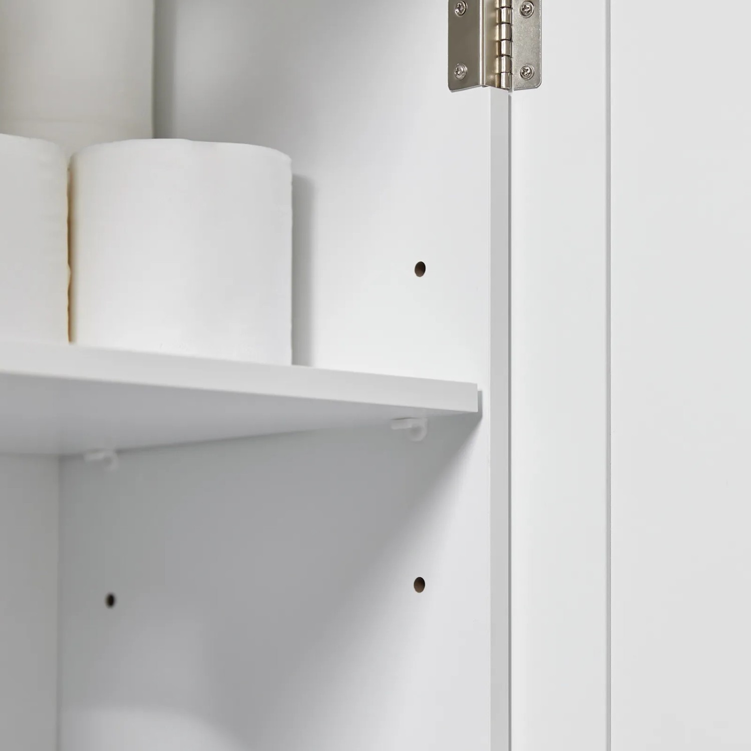 Detailaufnahme: Weißer SoBuy Waschbeckenunterschrank (60cm) mit Fach und Regalboden.