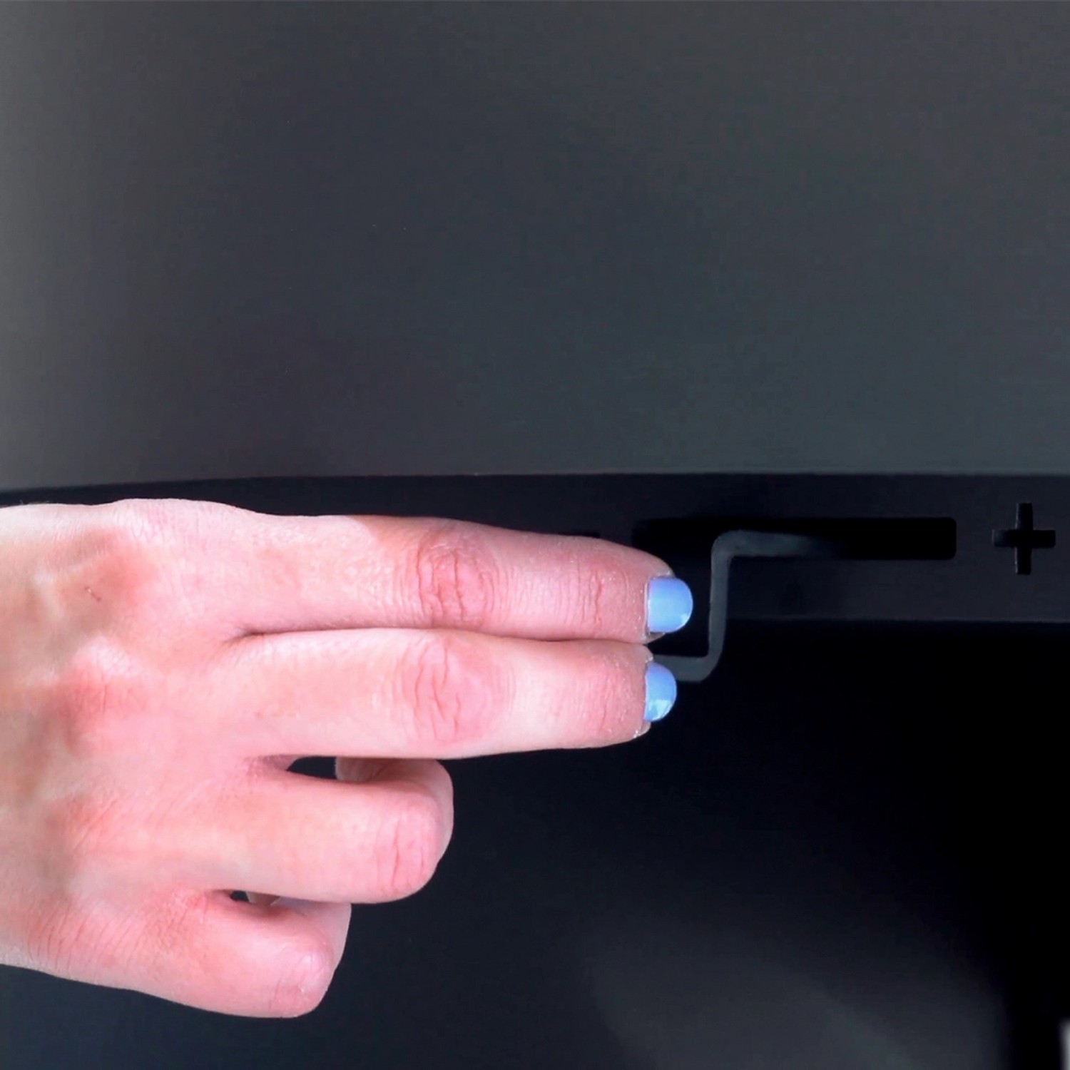 Detailaufnahme: Panadero Bilbao Kaminofen mit Hand, die den Luftregler einstellt.