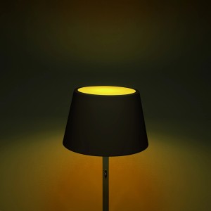 Schwarze Konstsmide Akku-Standleuchte Pomezia, 150cm hoch, für Innen & Außen.