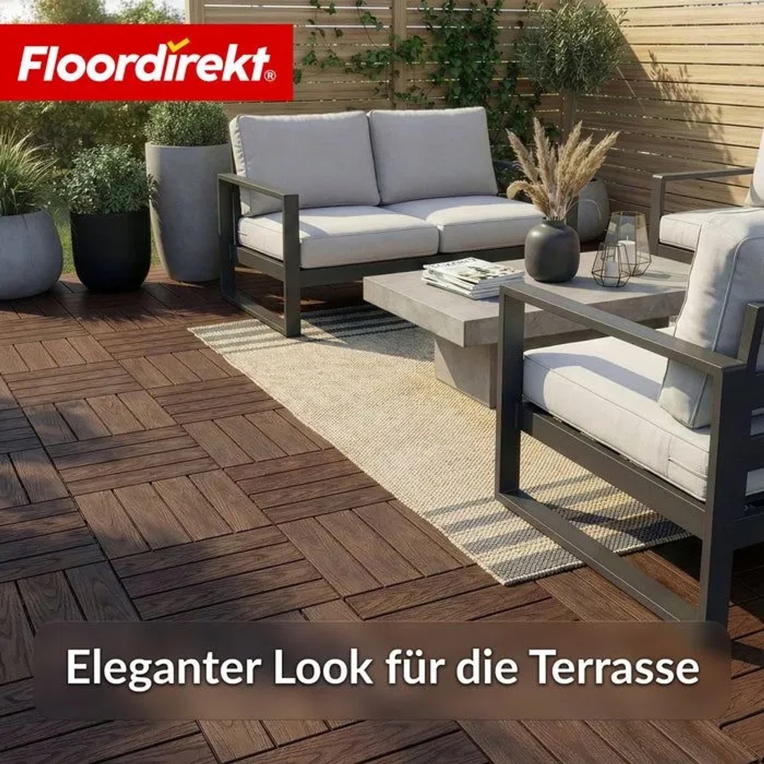 Verlegte, braune WPC Klickfliesen Noble 3D auf einer Terrasse mit Gartenmöbeln.