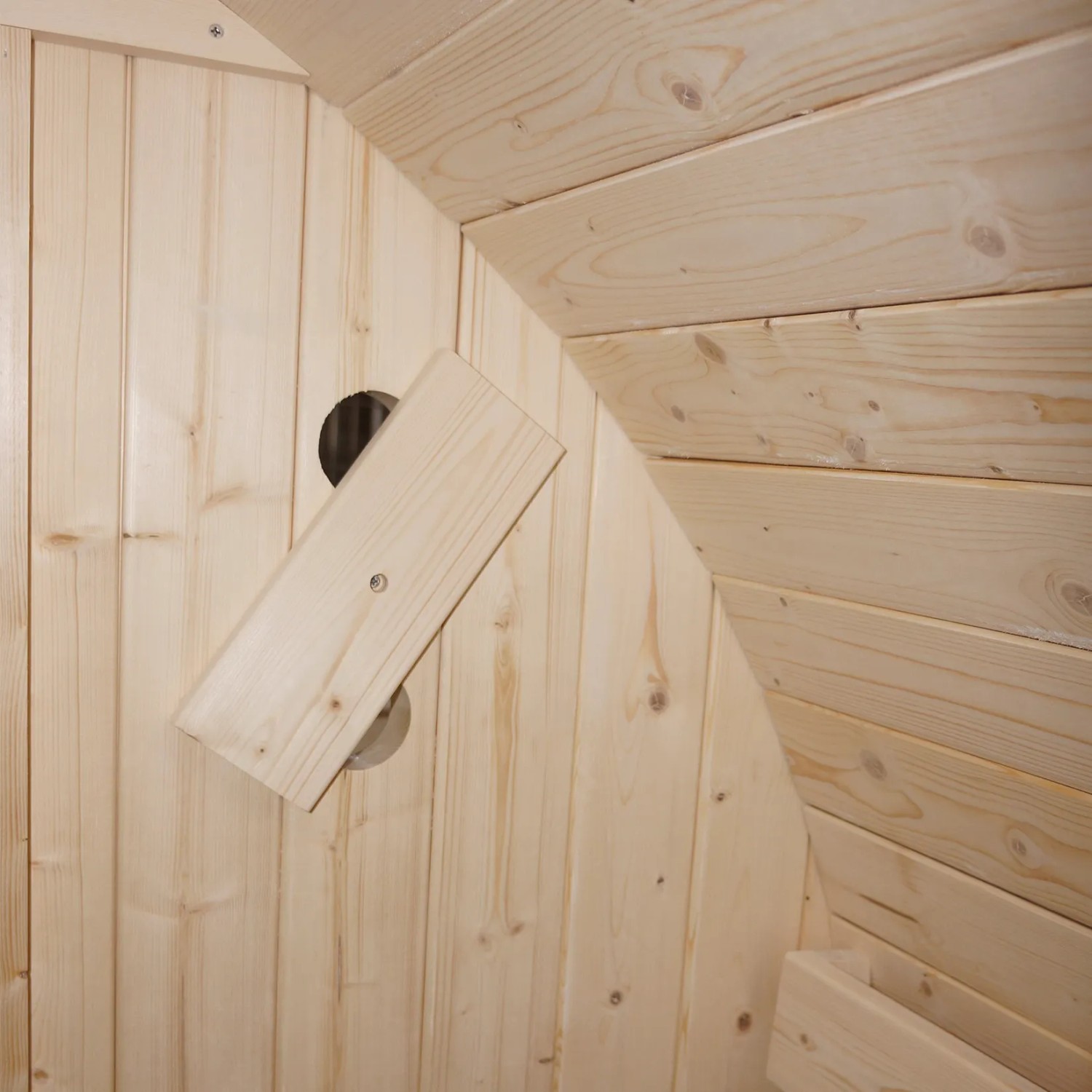 Detailansicht Home Deluxe Fasssauna Lahti Deluxe XL: Innenraum mit Fichtenholz und Lüftung.