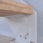 Detailaufnahme: Kos Treppe mit Buchenstufe, weißem Metallgeländer und Befestigung.