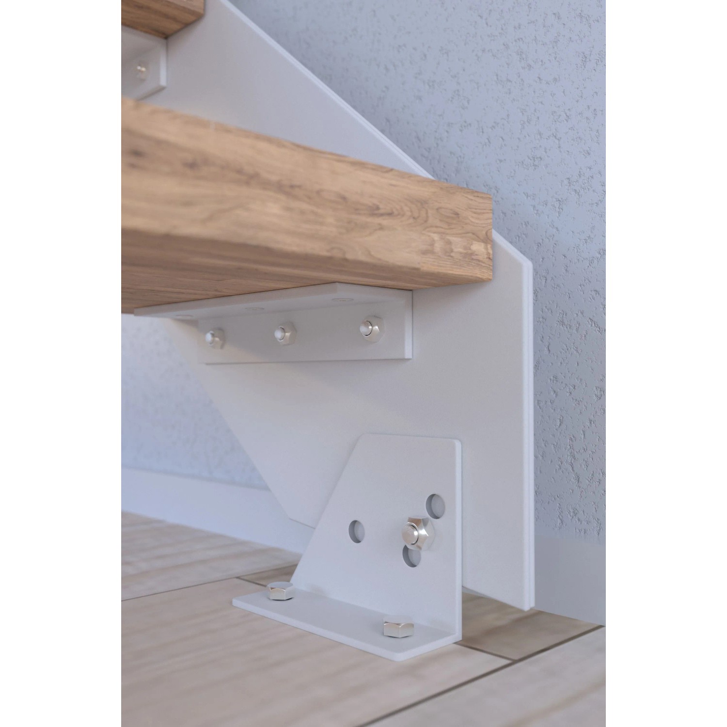 Detailaufnahme: Kos Treppe mit Buchenstufe, weißem Metallgeländer und Befestigung.