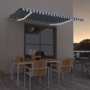 vidaXL Markise, blau-weiß gestreift, mit LED-Beleuchtung über einer Terrasse mit Tisch und Grill.