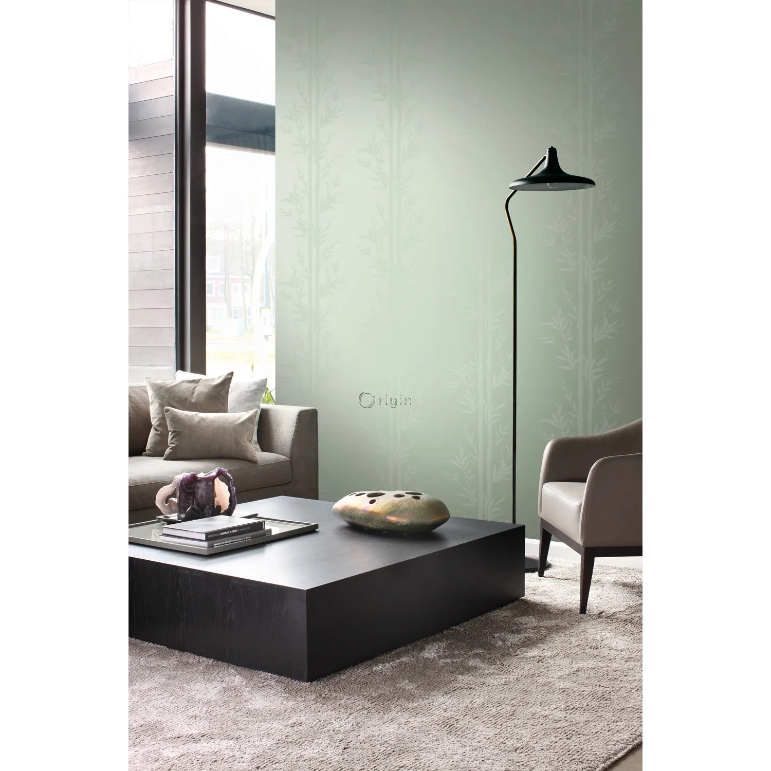 Wohnraum mit olivgrüner Origin Wallcoverings Bambus Tapete. Dekorative Vliestapete mit Bambusmuster.