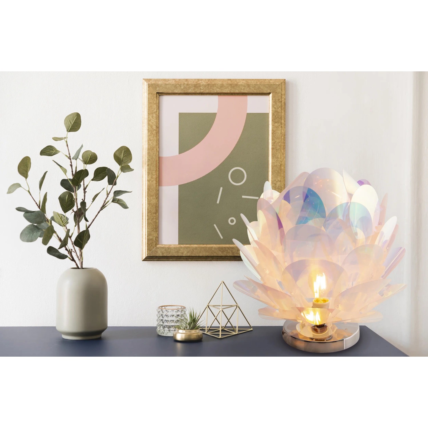 Irisierende Näve Tischleuchte Fora im floralen Design, passend für Design-Tischlampen.