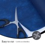 Schere schneidet blaue Vlies Tischdeckenrolle. Einfaches Zuschneiden des flexiblen Materials für Tische.