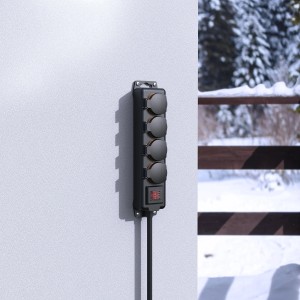 Schwarze Hama 4-fach Steckdosenleiste für Außenmontage (IP44) mit Schalter und 2 m Kabel.