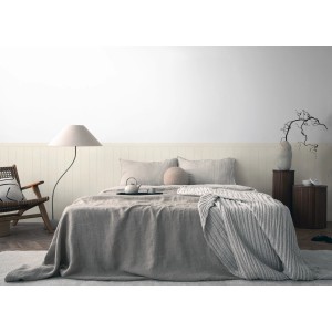Beige Vliestapete Wallpanel von A.S. Creation im Schlafzimmer mit Bett und Deko.