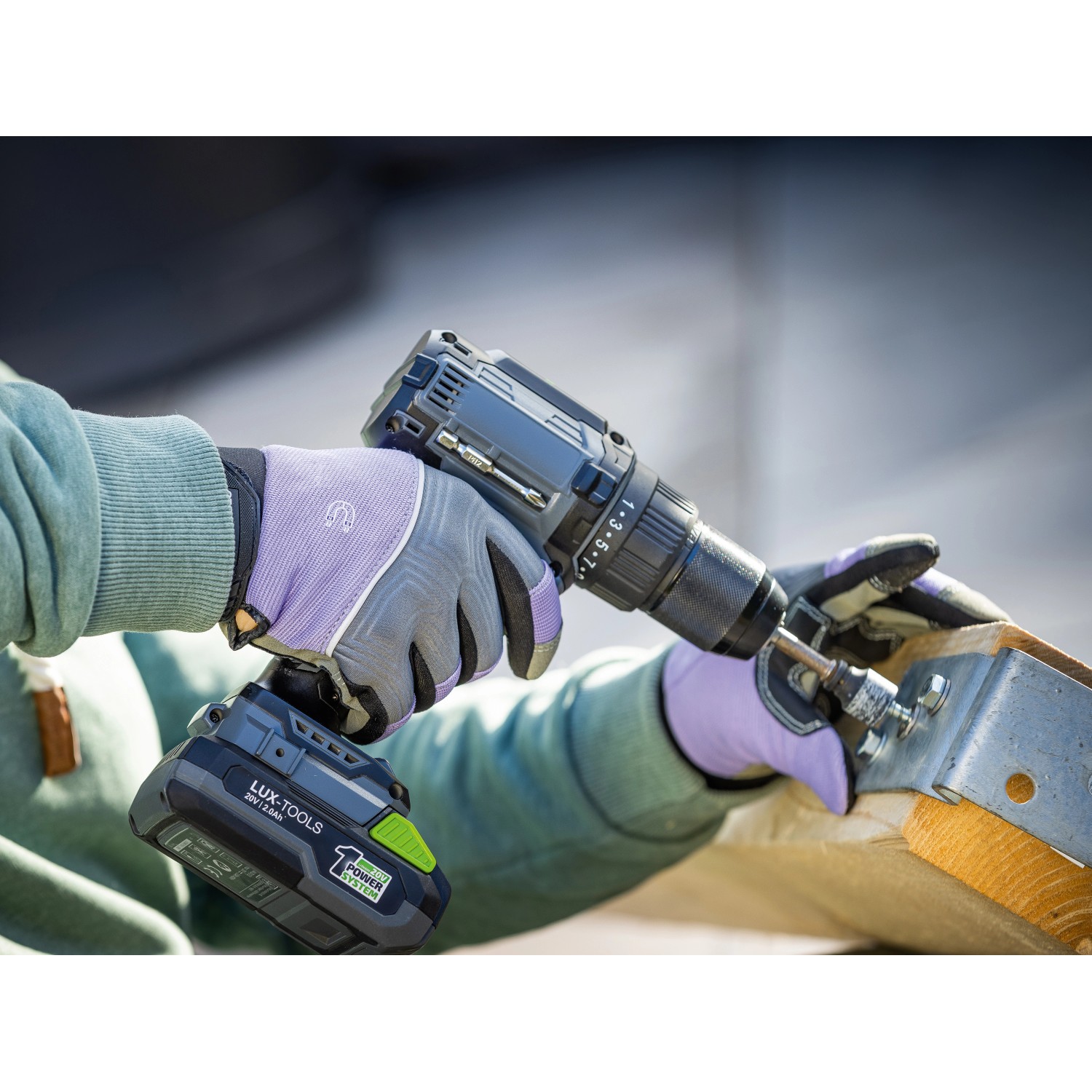 Frau mit LUX Arbeitshandschuhen Ladies Strong Protect Gr. 8 beim Schrauben.