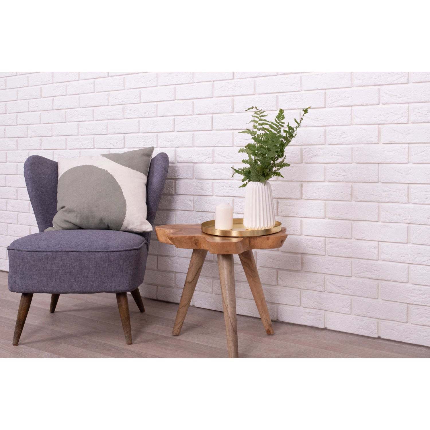 Stegu Verblender Parma Weiß als Wandverkleidung im Innenraum mit Sessel und Beistelltisch.