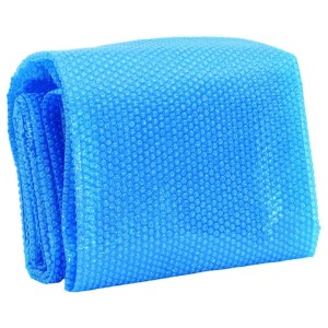 Blaue, rechteckige Poolabdeckung 732x366 cm aus PE-Folie mit Luftkammern, zusammengerollt.