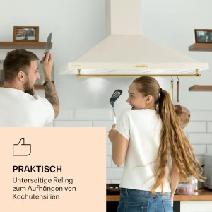 Klarstein Montblanc 90 Wandabzugshaube, beige, mit goldener Reling für Küchenutensilien und LED-Licht. Paar kocht fröhlich.