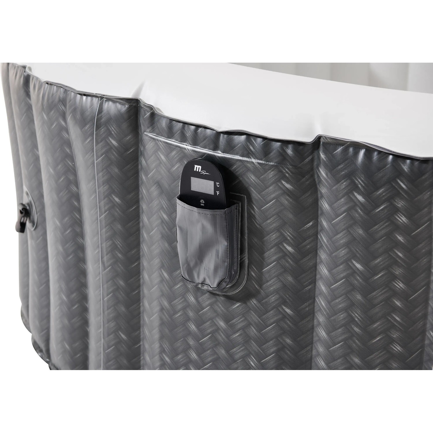 Detailaufnahme: Mobiler Whirlpool im Rattan Design mit Fernbedienung in Tasche.