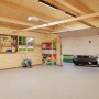 Innenansicht: Palmako Holzgarage Roger mit Sektionaltor, braun, tauchgrundiert, mit Auto.
