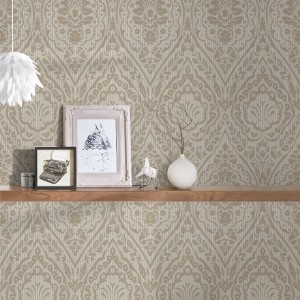 Beige-braune Vliestapete mit floralem Ornament im Landhausstil für Wohn- und Esszimmer.