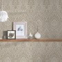 Beige-braune Vliestapete mit floralem Ornament im Landhausstil für Wohn- und Esszimmer.
