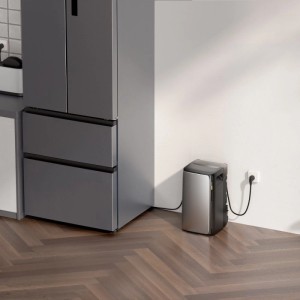 EcoFlow Stream Ultra Speicher des Balkonkraftwerk Sets neben Kühlschrank in Innenraum.