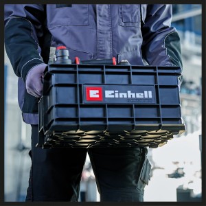 Einhell Werkzeugkiste E-Case im Einsatz: Schwarzer Systemkoffer für Werkzeug, getragen von einer Person.