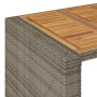 Detailansicht: Graues Gartenbar-Set aus Rattan und Akazienholz. Fokus auf Tischplatte und Rattanstruktur.
