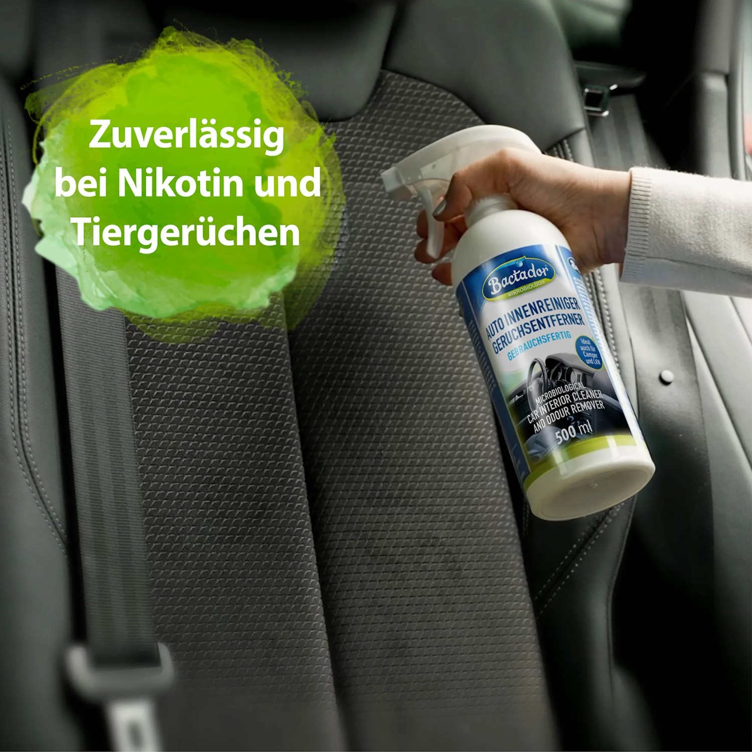 Bactador Auto Innenreiniger Spray 500ml in Anwendung zur Geruchsentfernung im Auto.