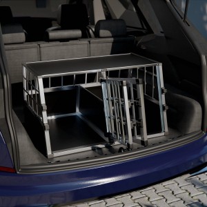 Juskys Alu Hundetransportbox L-X im Kofferraum eines Autos. Sichere Transportbox für mittelgroße Hunde.