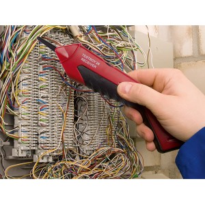 Testboy Leitungssucher-Set im Einsatz: Leitungssuche in Wand und Kabelkanälen.