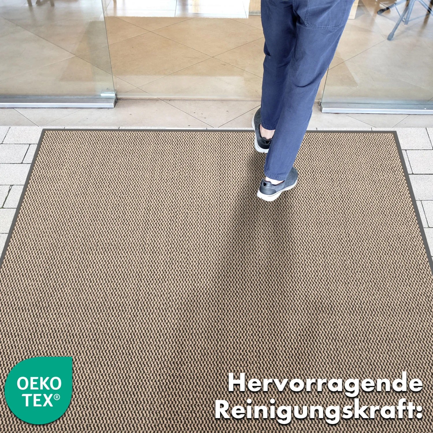 Ocker-schwarze KARAT Schmutzfangmatte SKY Novo (90x150 cm) vor Eingangstür.