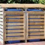 T & J Mülltonnenbox Henri für 2 Tonnen aus imprägniertem Holz im Garten.
