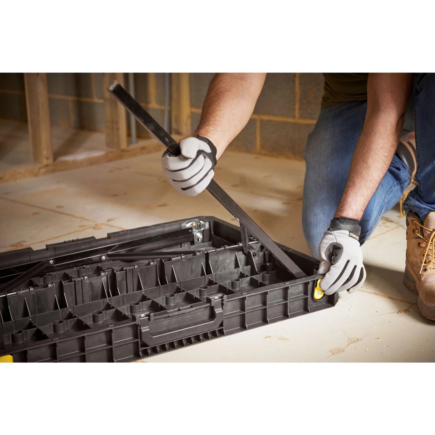 Stanley Essential Werkbank, einklappbar, mit Tragegriff und Fächern. Ideal für Handwerker.