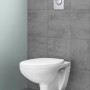 Grohe Bau Keramik Wand-WC, spülrandlos, Alpinweiß, mit Betätigungsplatte vor grauer Wand.