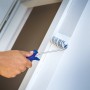 LUX Farbwalze Grau 11 cm im Einsatz beim Streichen einer Wand. Kompakte Farbwalze für kleine Flächen.
