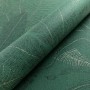 Gerollte Newroom Vliestapete Niama Dark Green mit modernem Dschungel-Blättermuster. Dekorative grüne Tapete.