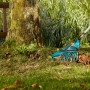 Gardena Combisystem Verstellbesen aus Kunststoff beim Zusammenrechen von Laub.