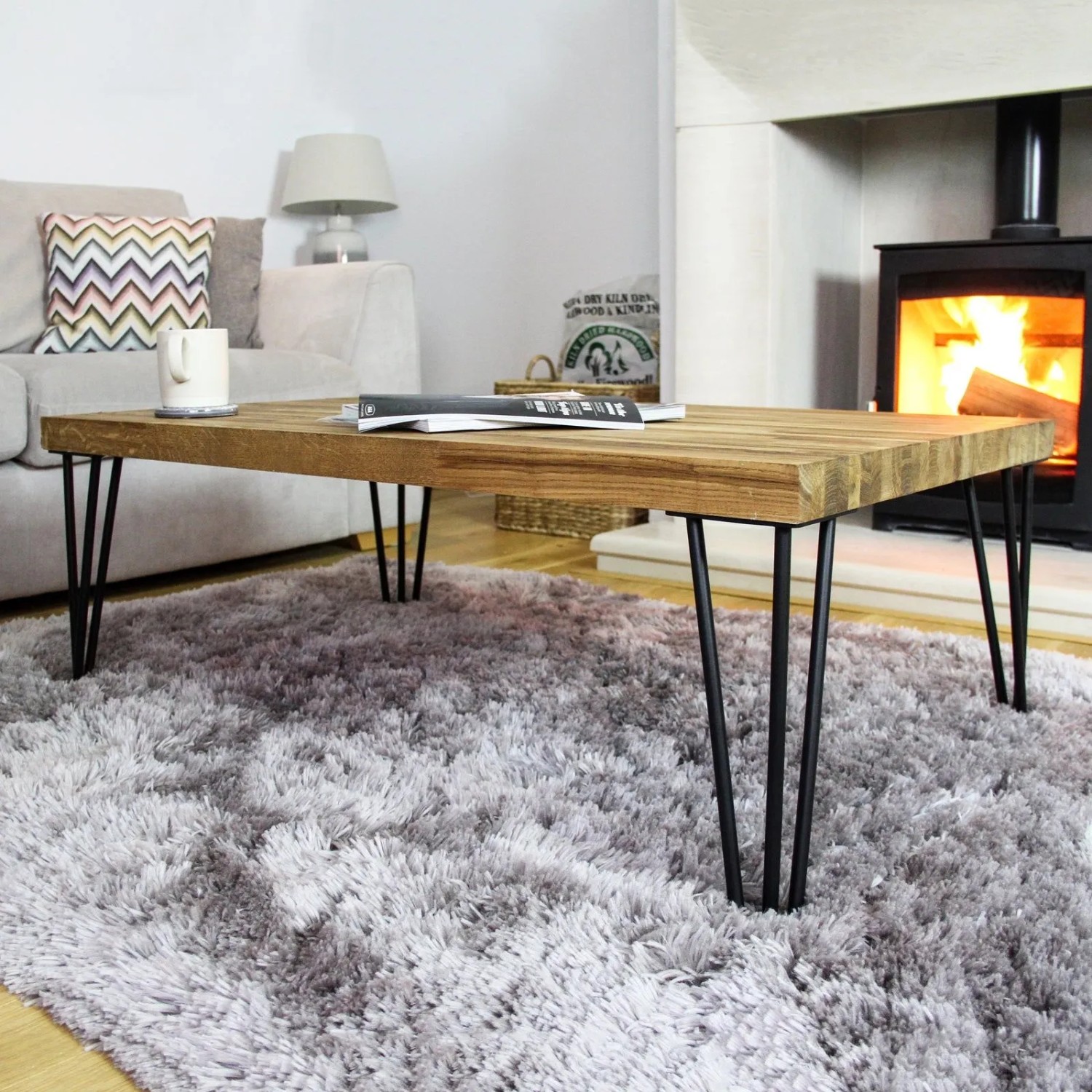 Schwarze 35.5cm Hairpin Tischbeine mit 2 Streben aus Stahl, montiert an einem Holztisch. Ideal für Möbelbeine.