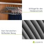 Juskys Kleiderbügel Samt 50er Grau im Kleiderschrank, rutschfest und platzsparend.