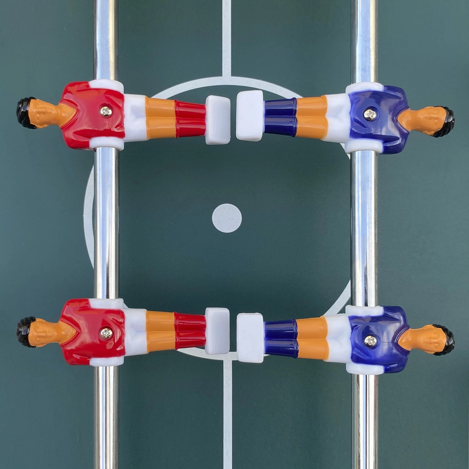 Detailaufnahme: Spielerfiguren am Cougar Tischkicker Scorpion Kick, rot und blau.