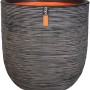 Anthrazitfarbener Capi Pflanztopf Nature Rib Kugel, Ø 54 cm, mit Riffelstruktur.