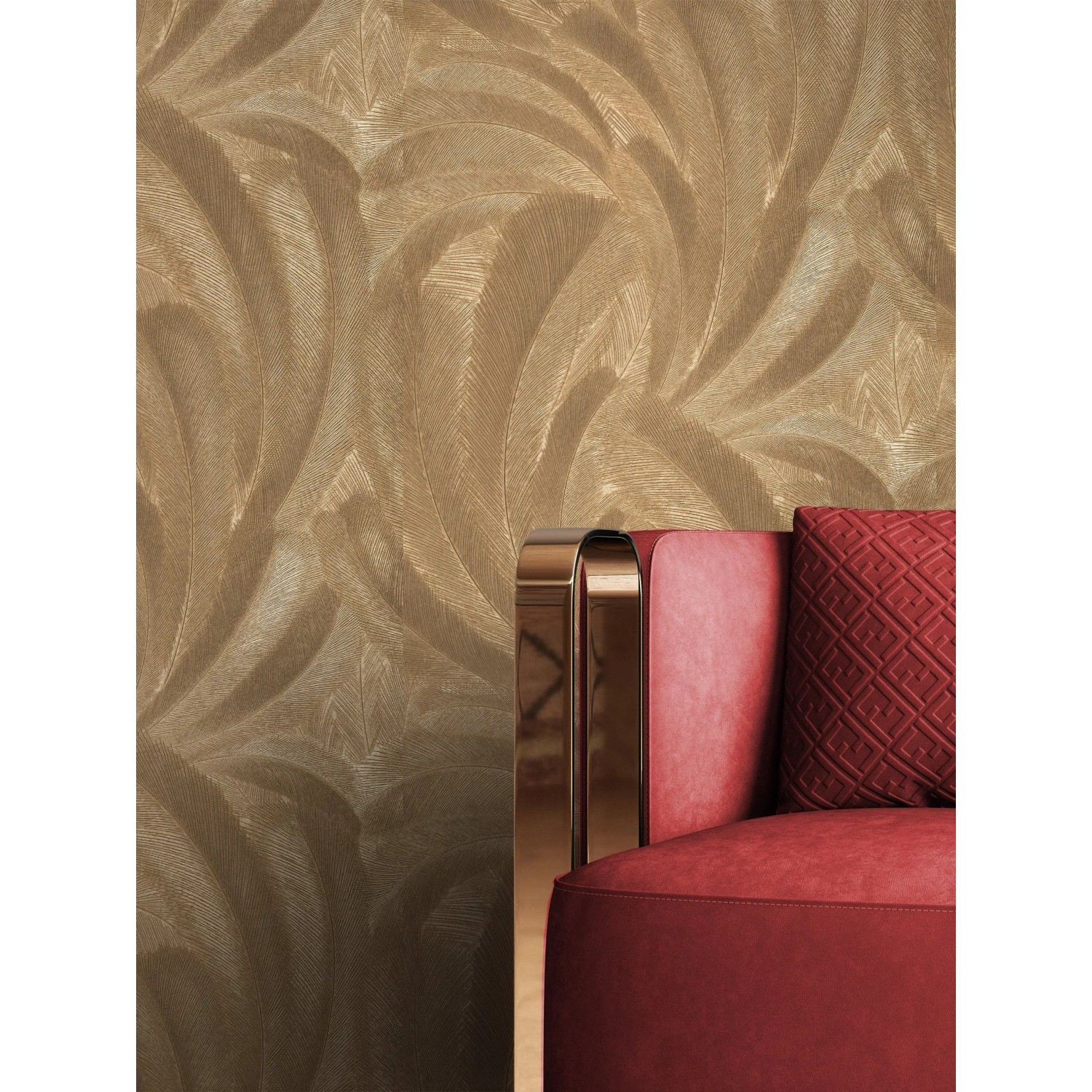 Goldene Vliestapete mit strukturierten Palmenblättern, luxuriöses Design. Ideal für Wohnzimmer, neben rotem Sessel.