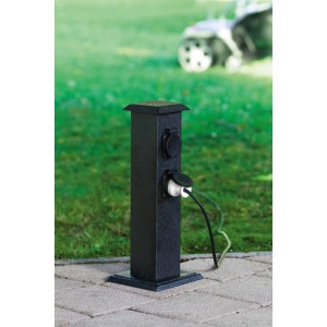 Schwarze Eglo Garten Steckdosensäule Park 4, 40 cm hoch, mit vier Steckdosen im Außenbereich.