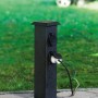 Schwarze Eglo Garten Steckdosensäule Park 4, 40 cm hoch, mit vier Steckdosen im Außenbereich.