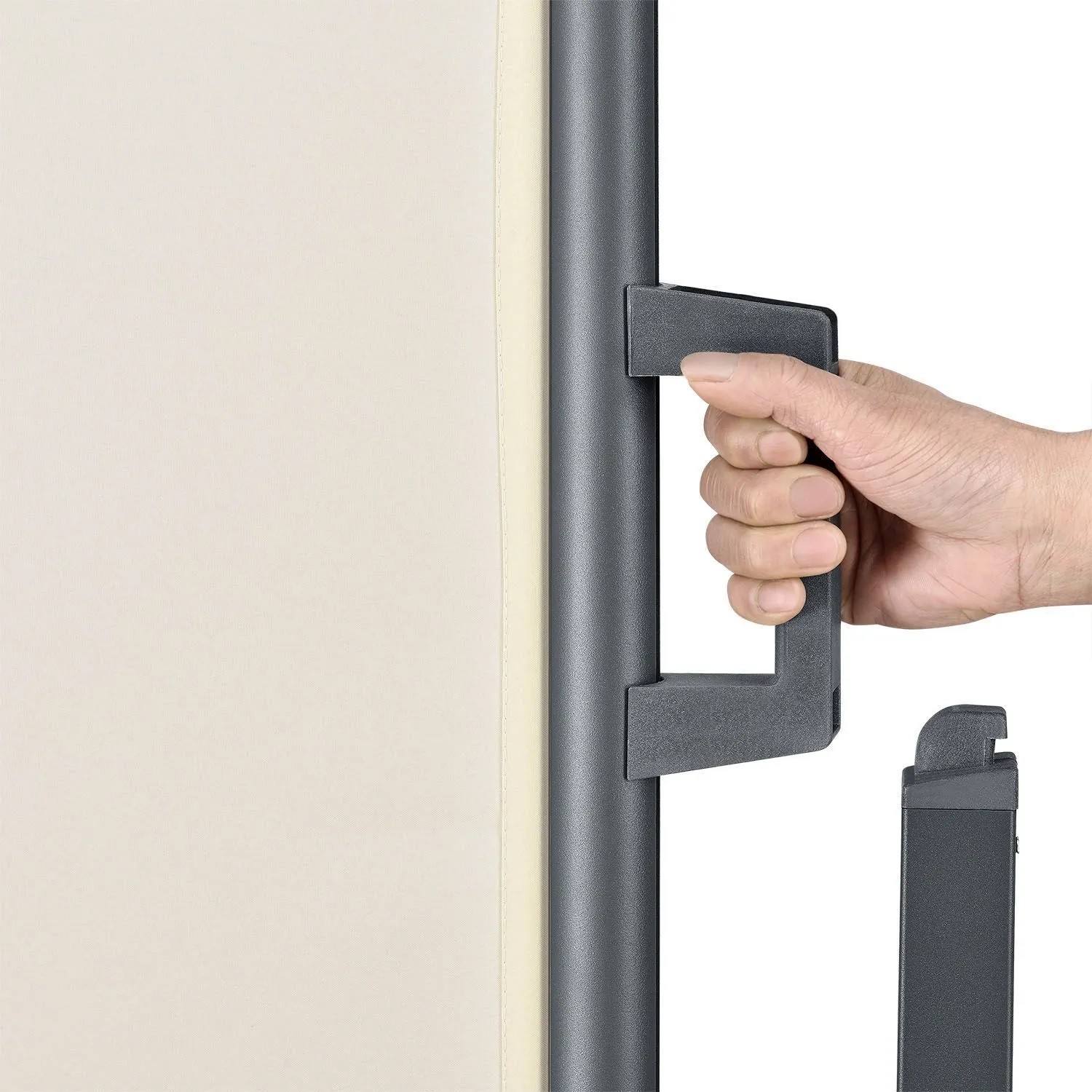 Detailaufnahme: Juskys Seitenmarkise Dubai, 300x160 cm, beige, mit Hand am Griff.