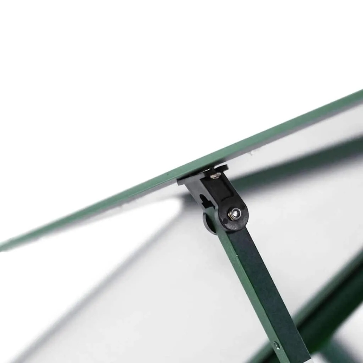 Grünes Gewächshaus: Detail des Lüftungsfensters aus Aluminium und transparentem Polycarbonat.
