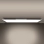 Weiße, dimmbare LED-Deckenleuchte Nico, 119,5 cm, mit Fernbedienung für wechselbare Lichttemperatur.