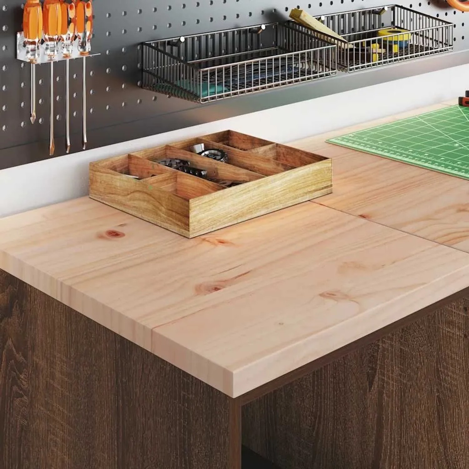 vidaXL Werkzeugschrank aus Kiefernholz, braun, mit Ablagefächern und Arbeitsplatte.
