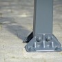 Detailaufnahme: Anthrazitfarbener Pfostenfuß des Canopia Carport Arcadia 4300.
