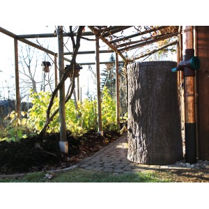 Arves Regentonne Little Tree, 250 l, dunkelbraun, mit Baumrinden-Optik im Garten.