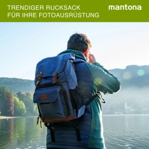 Blauer Mantona Fotorucksack Luis Junior mit braunen Akzenten, getragen von Person am See. Kamerarucksack für Outdoor & Wandern.
