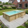 Rechteckiger ALTANKA Holzpool mit Leiter und sandfarbener Folie im Garten.