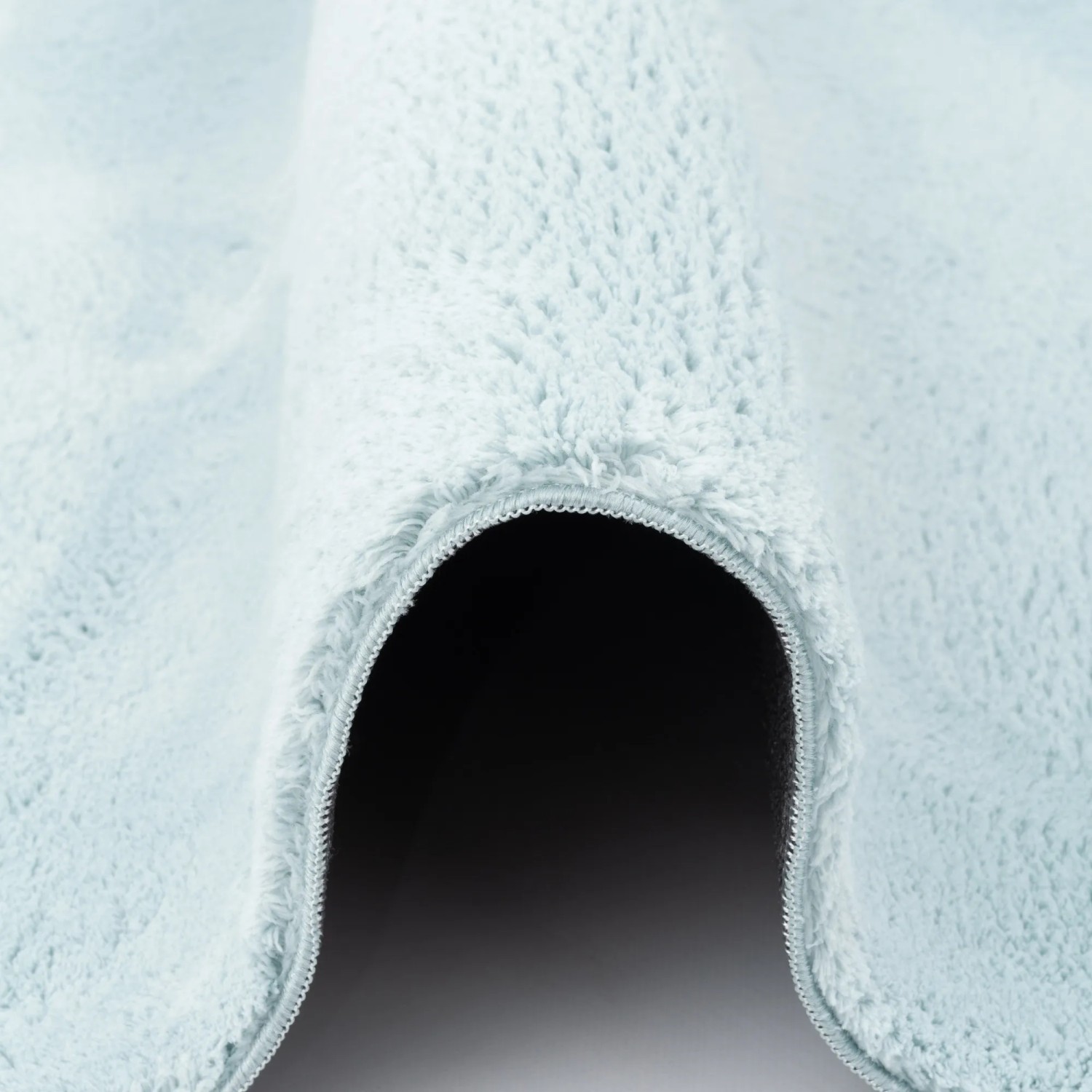 Detailaufnahme: Pergamon Luxus Fellteppich Pearl Blau, superweiches Kunstfell, 80x150cm.